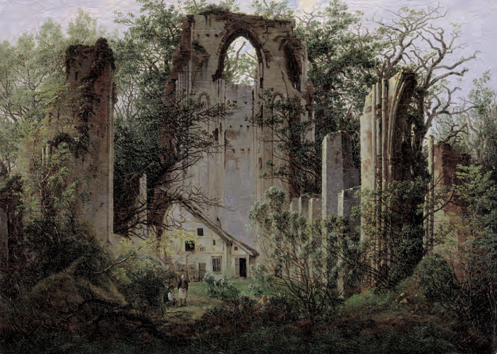 Ruine einer alten Kirche im Wald mit Haus im Vordergrund